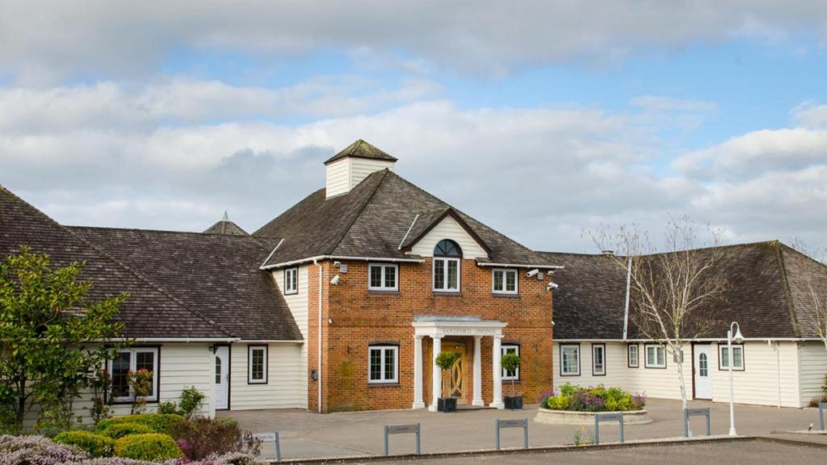 2 restaurants, breakfast served