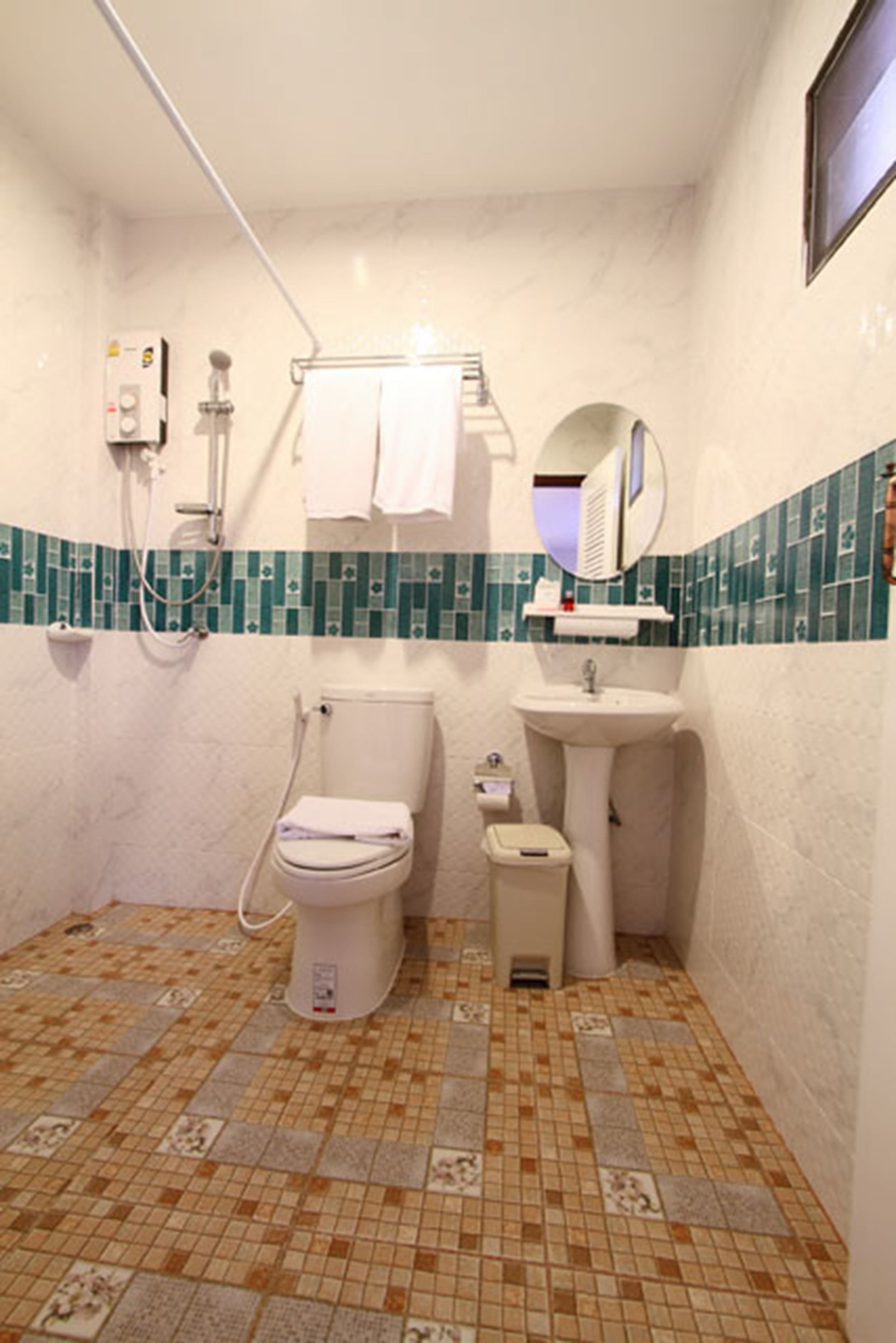 Un baño pequeño con inodoro, lavabo y ducha.
