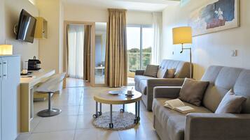 Master Suite | Minibar, in-room safe, desk, soundproofing