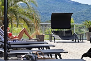 Piscine extérieure (ouverte en saison), parasols de plage