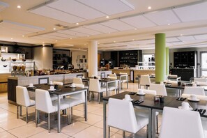 Tägliches Frühstücksbuffet gegen Gebühr