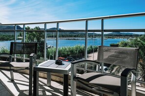 Minibaari, tallelokero huoneessa, työpöytä, äänieristys