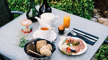 Daily buffet breakfast for a fee