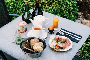 Daily buffet breakfast (EUR 25 per person) - Hôtel Costa Salina (Porto-Vecchio)