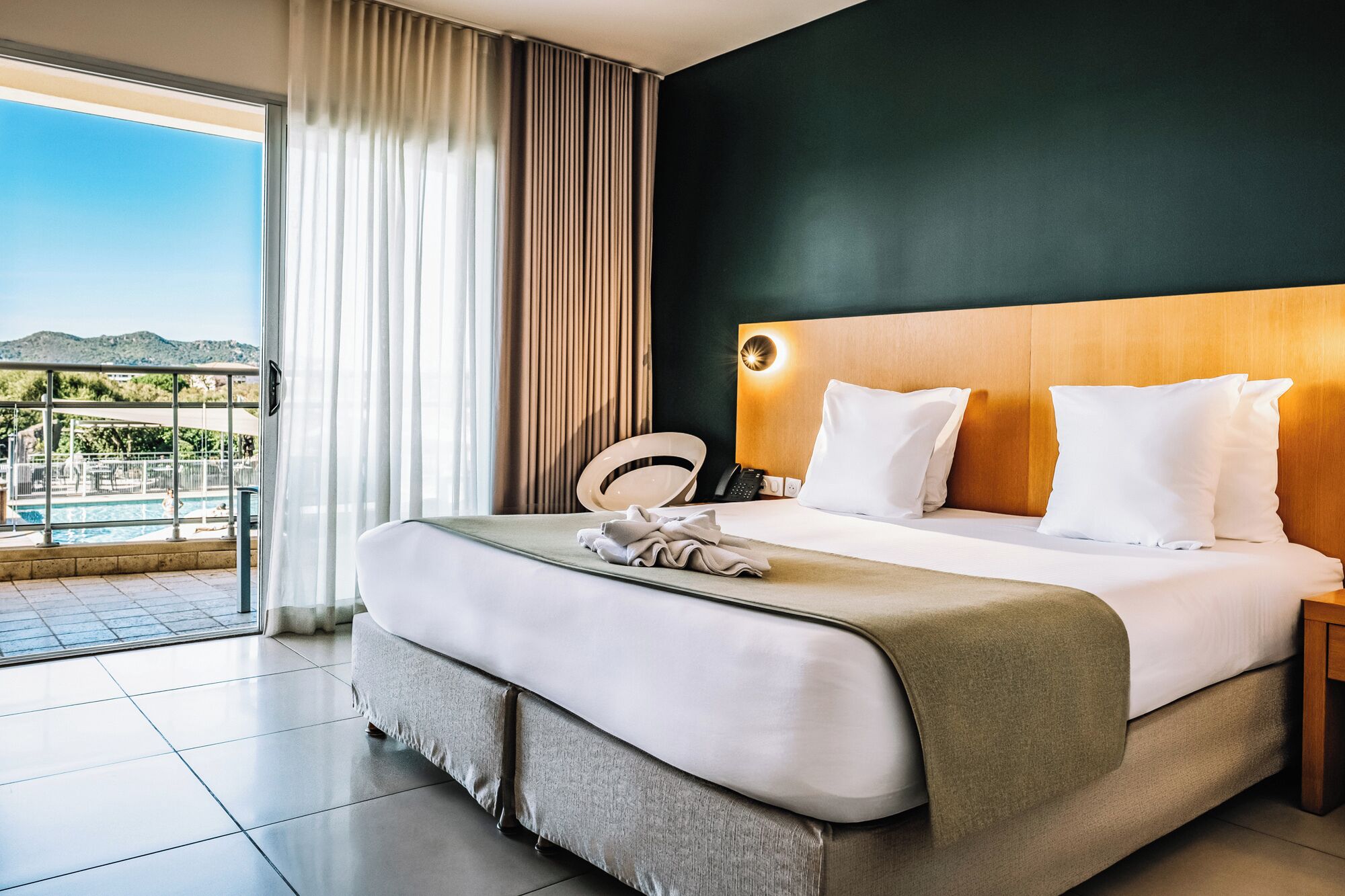 Minibar, coffres-forts dans les chambres, bureau, chambres insonorisées