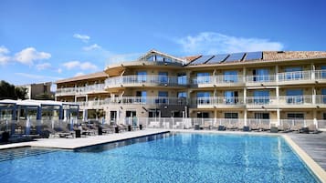 Piscine extérieure (ouverte en saison), parasols de plage