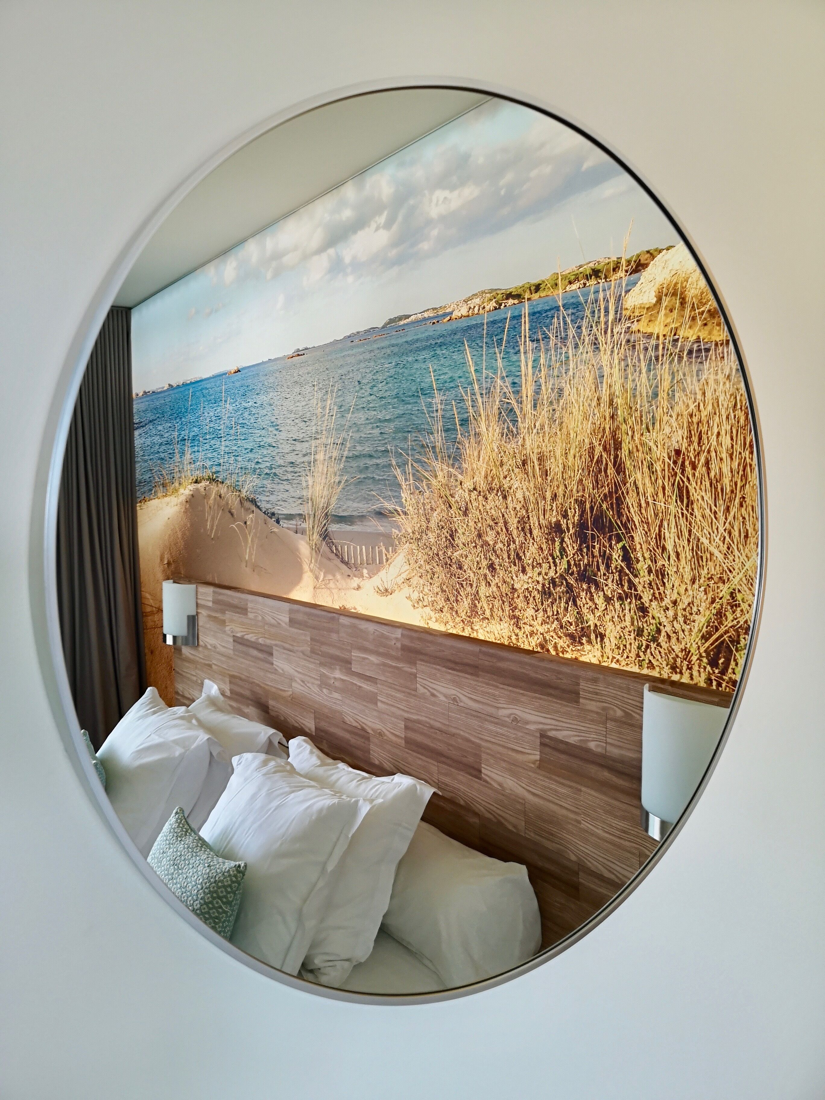 comfort room, 1 king bed, sea view | minibar, in-room safe, desk, soundproofing