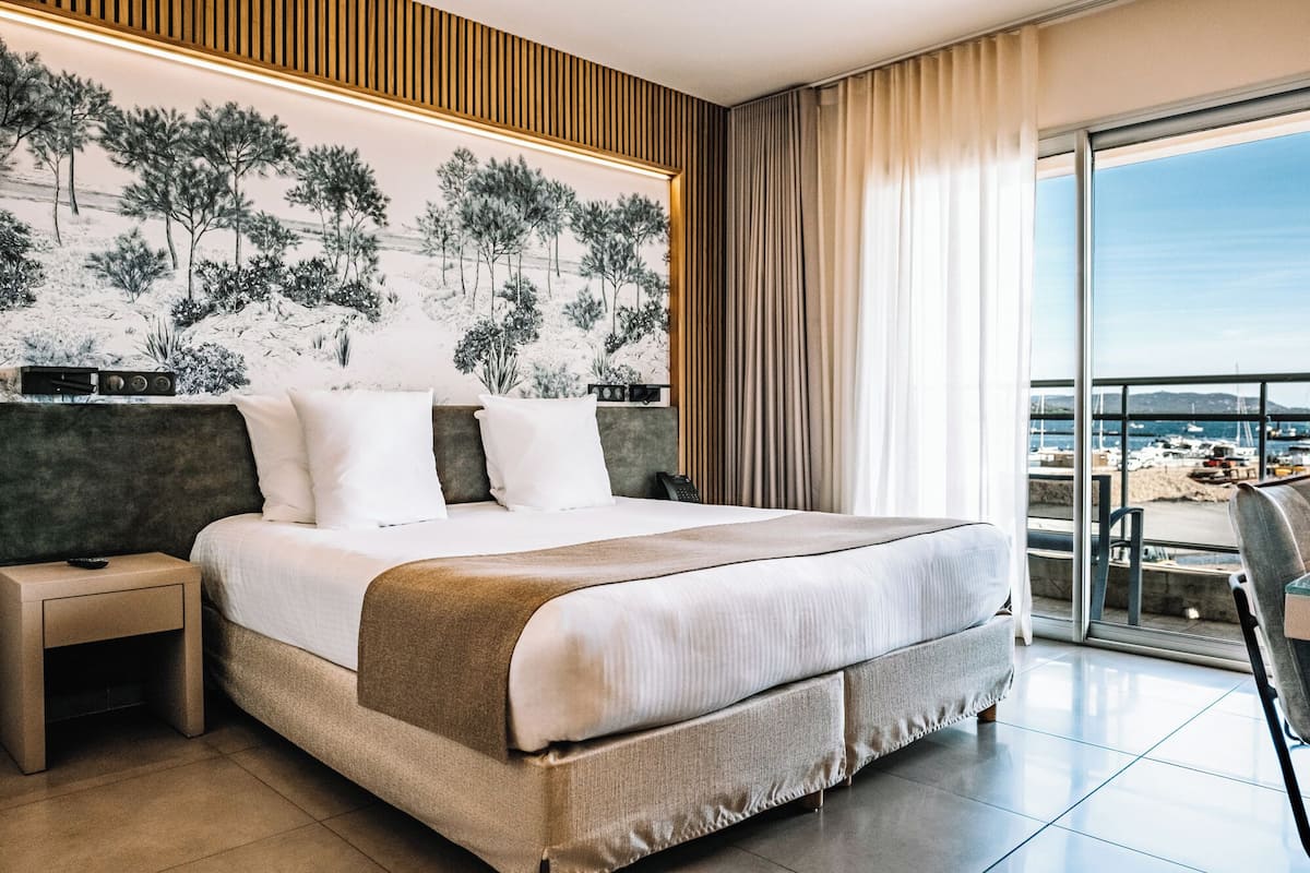 Habitación Confort, 1 cama de matrimonio grande, vistas al mar | Minibar, caja fuerte, escritorio y sistema de insonorización