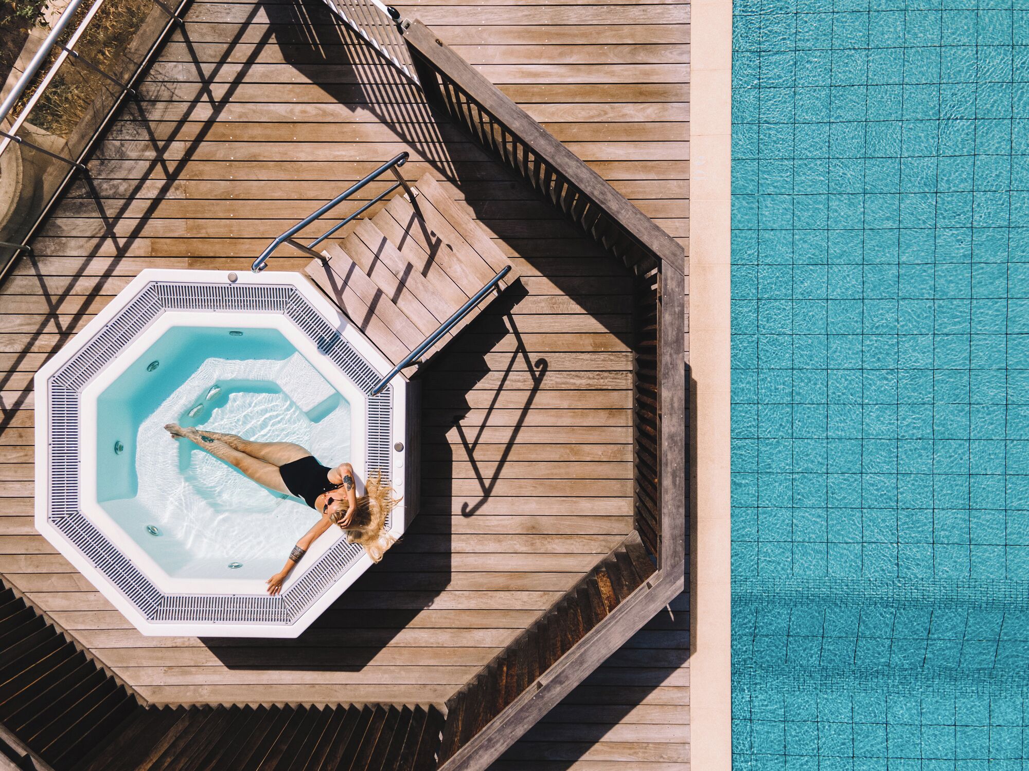 Seasonal outdoor pool, pool umbrellas, sun loungers