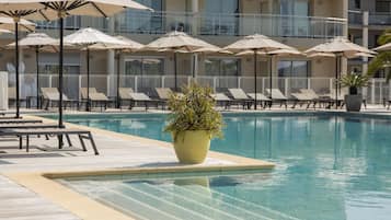 Piscine extérieure (ouverte en saison), parasols de plage
