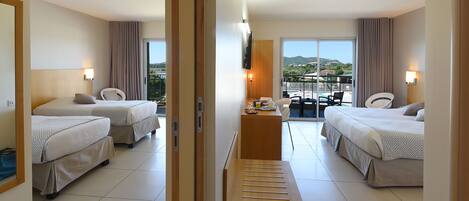 Camera familiare, camere comunicanti | Minibar, una cassaforte in camera, una scrivania, insonorizzazione