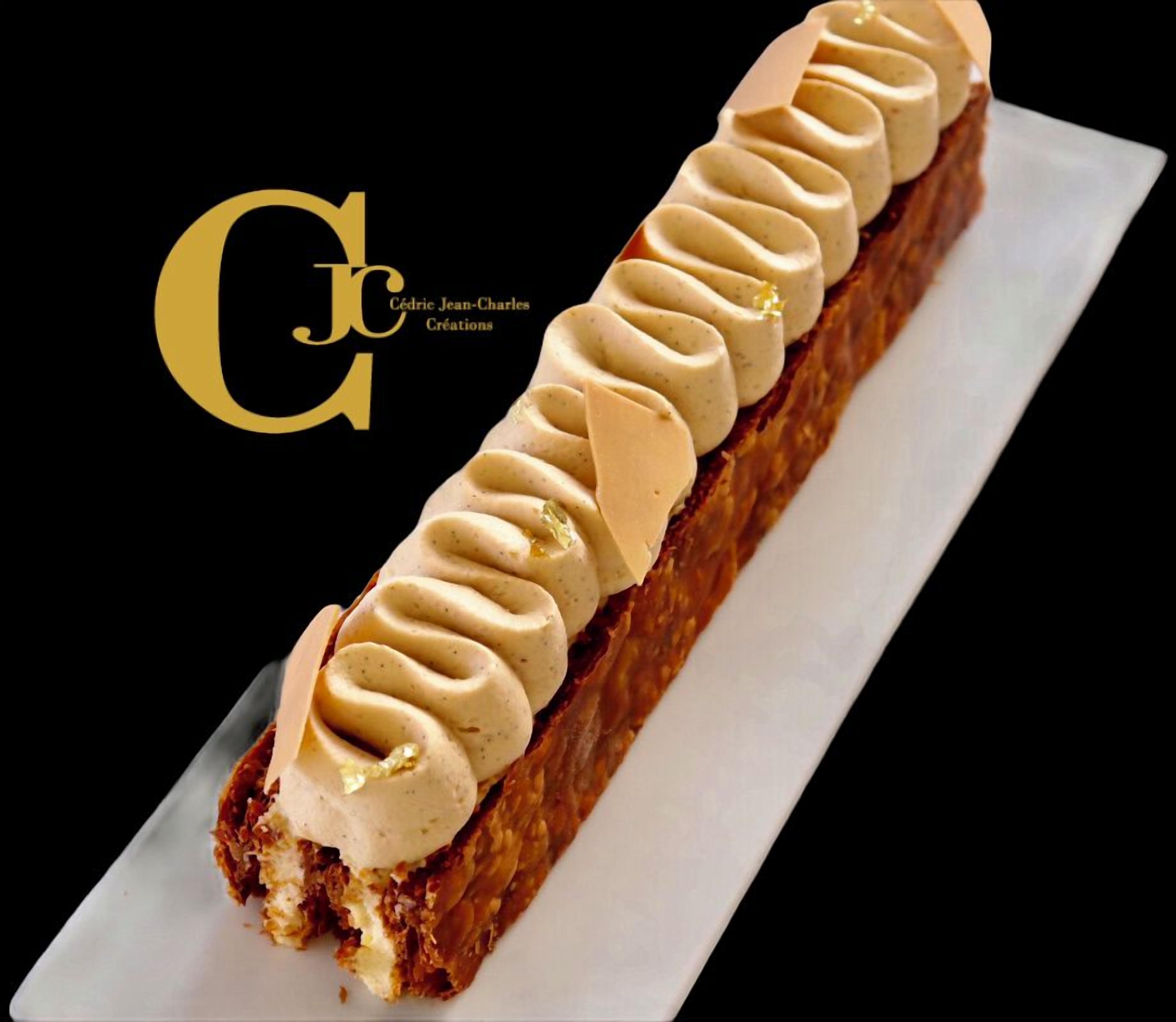 Un postre con cobertura cremosa, posiblemente un pastel o tarta, sobre un plato blanco.