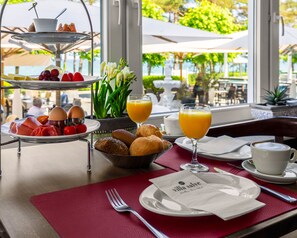 Frokostbuffé hver dag (EUR 12.50 per person)