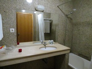 Standard Single Room | Bathroom | Combined shower/bathtub, free toiletries, hair dryer, towels - Hotel Jorge Grand (Grandola)