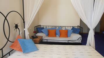 ميني بار وبديكورات فريدة لكل غرفة ومكتب وستائر تعتيم