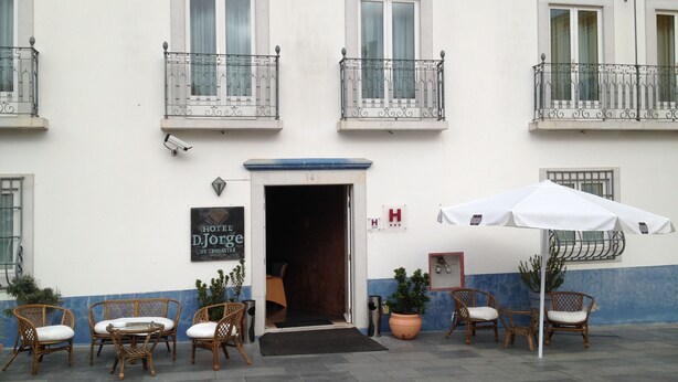 A hotel entrance with a sign reading "HOTEL DJORGE DE LENGASTRE". - Hotel Jorge Grand (Grandola)