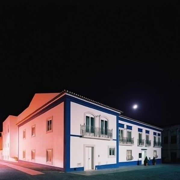 Fassade der Unterkunft – Abend/Nacht