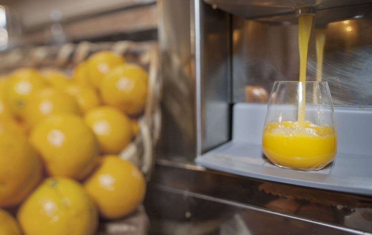 Ein Entsafter, der Saft in ein Glas füllt.