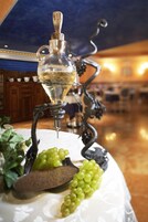 供应早餐、午餐和晚餐，地方菜