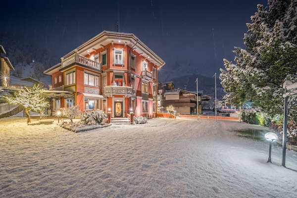 Bagian depan properti - sore/malam