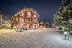 住宿正面 ( 夜晚)