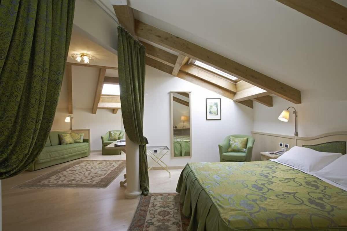Luxe beddengoed, een minibar, een kluis op de kamer, een bureau