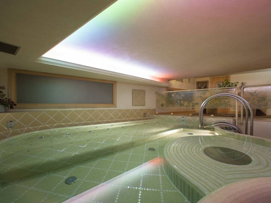 Indoor spa tub