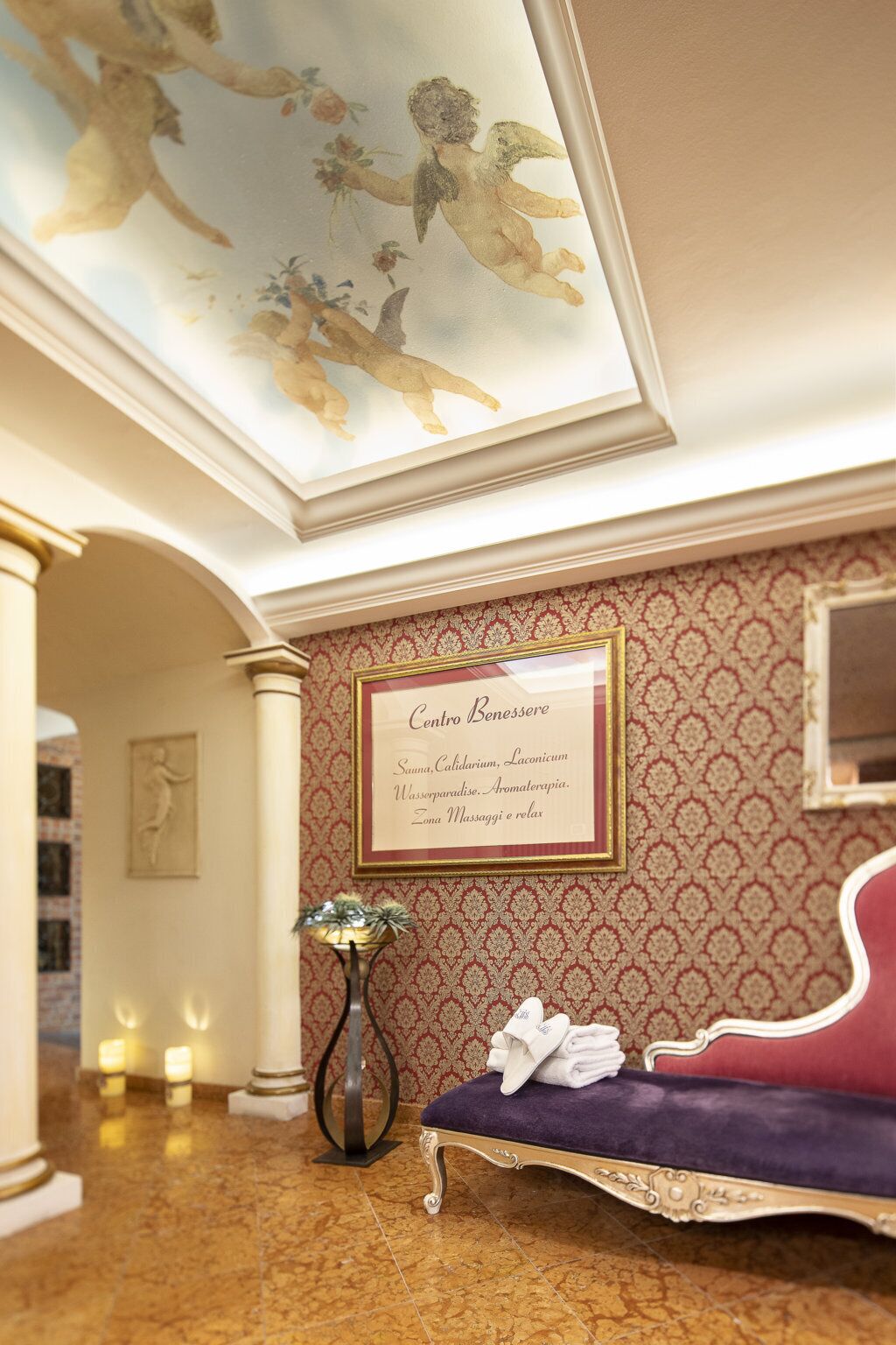 Quarto luxuoso com um quadro exibindo comodidades como sauna, caldarium e aromaterapia.