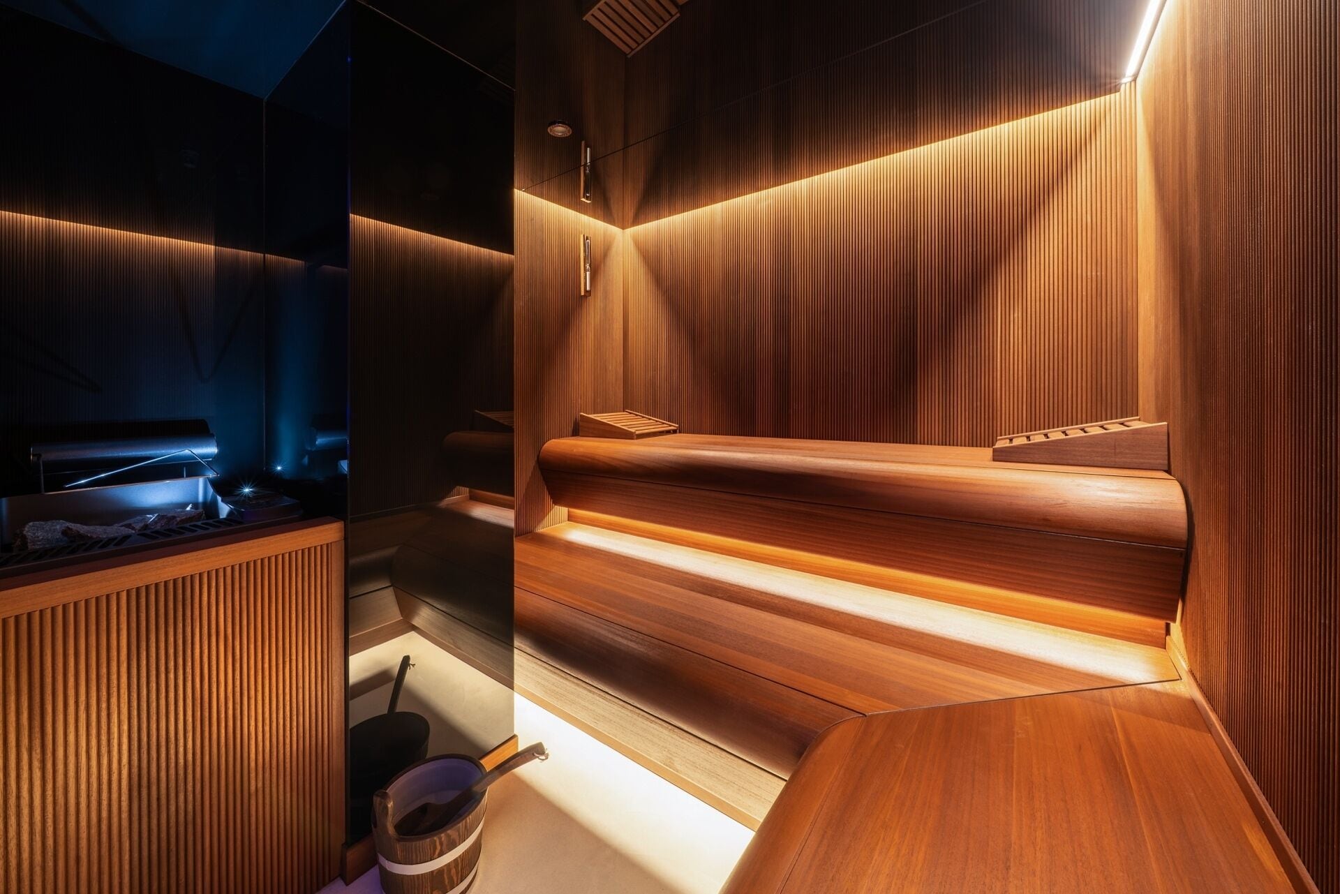 Una sauna con bancos de madera y un diseño de pared de madera.