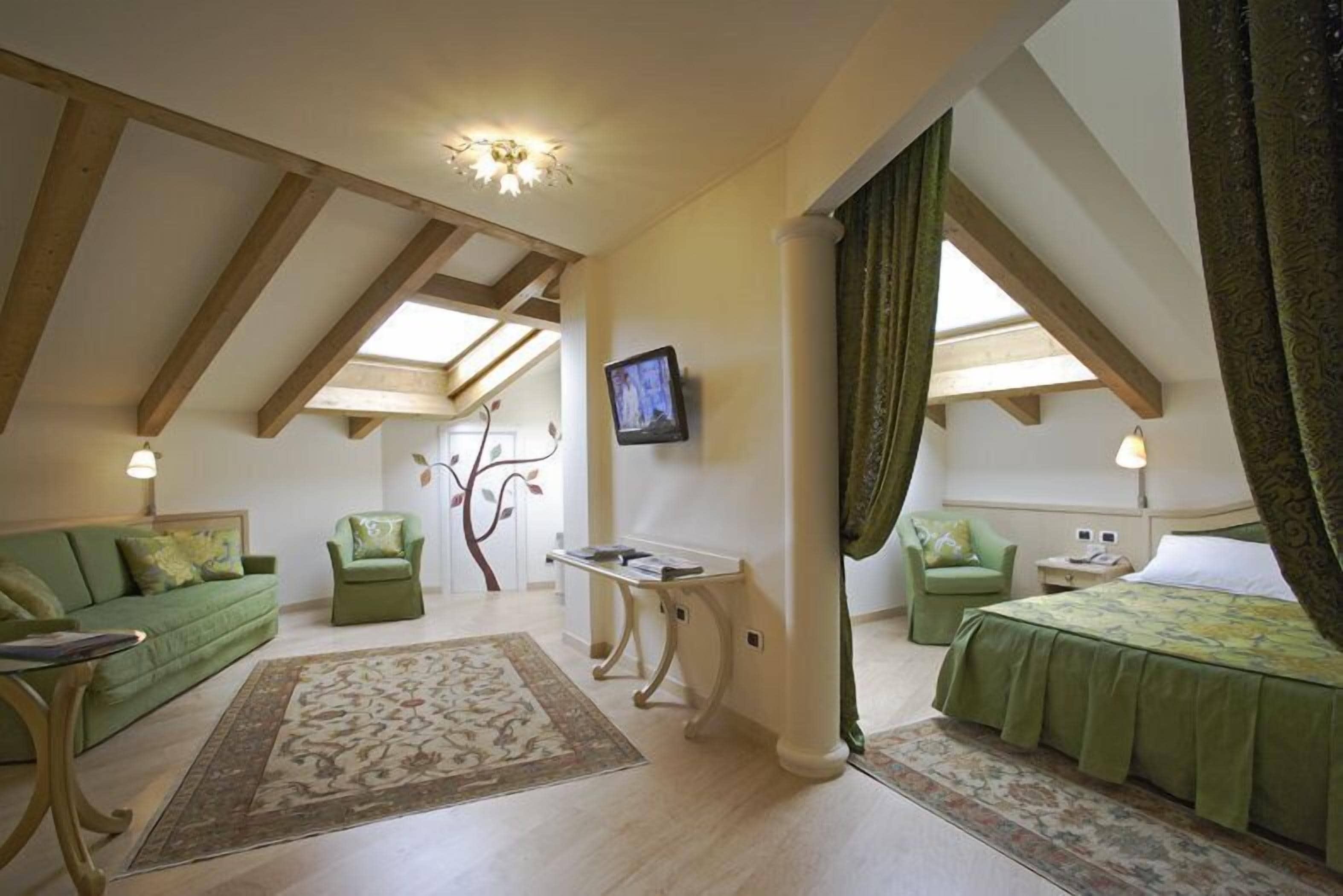 junior suite, accessible | premium bedding, minibar, in-room safe, desk