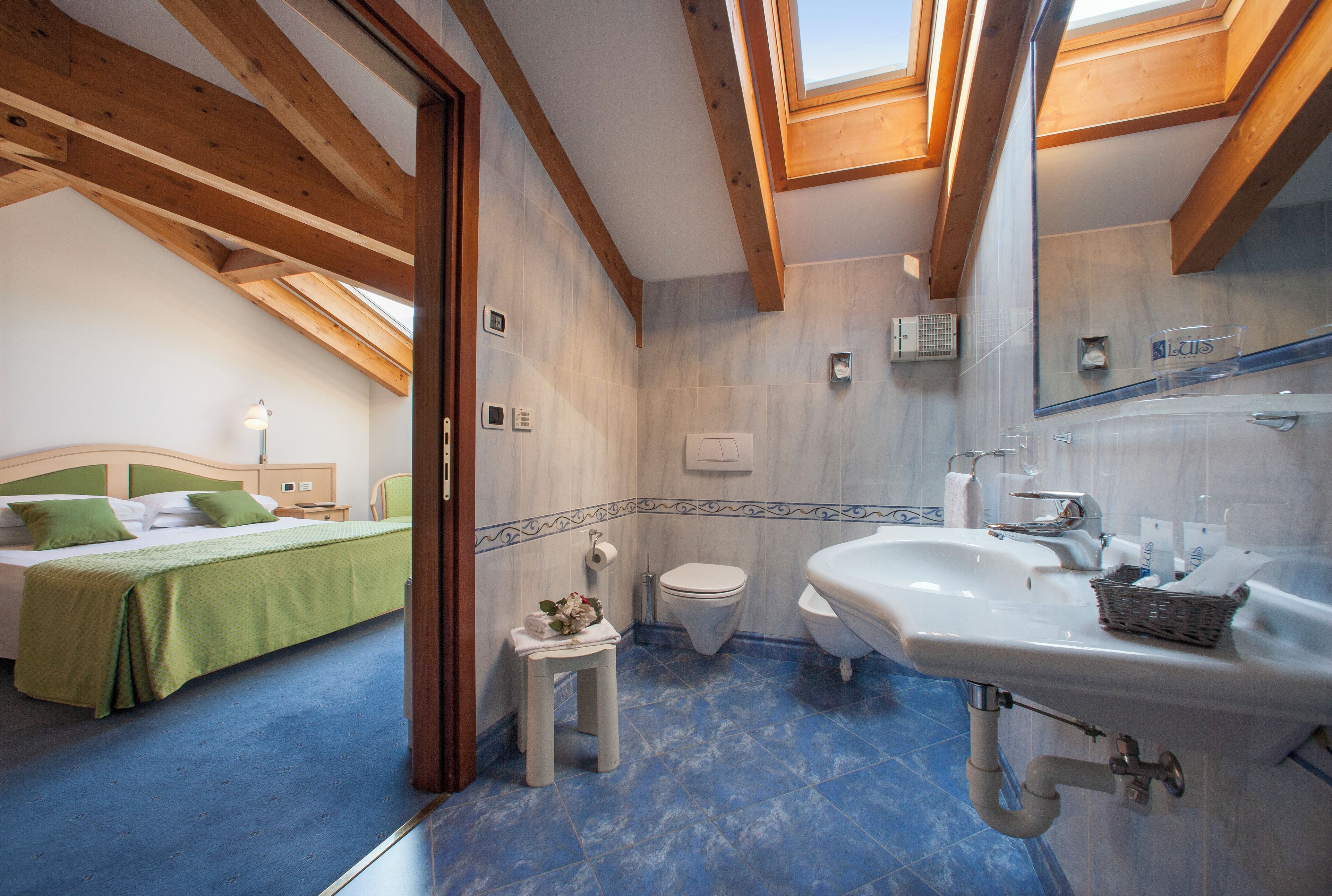 superior room | bathroom | free toiletries, hair dryer, bidet, towels