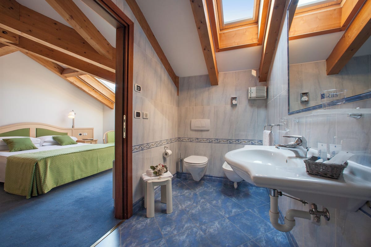 superior room | bathroom | free toiletries, hair dryer, bidet, towels