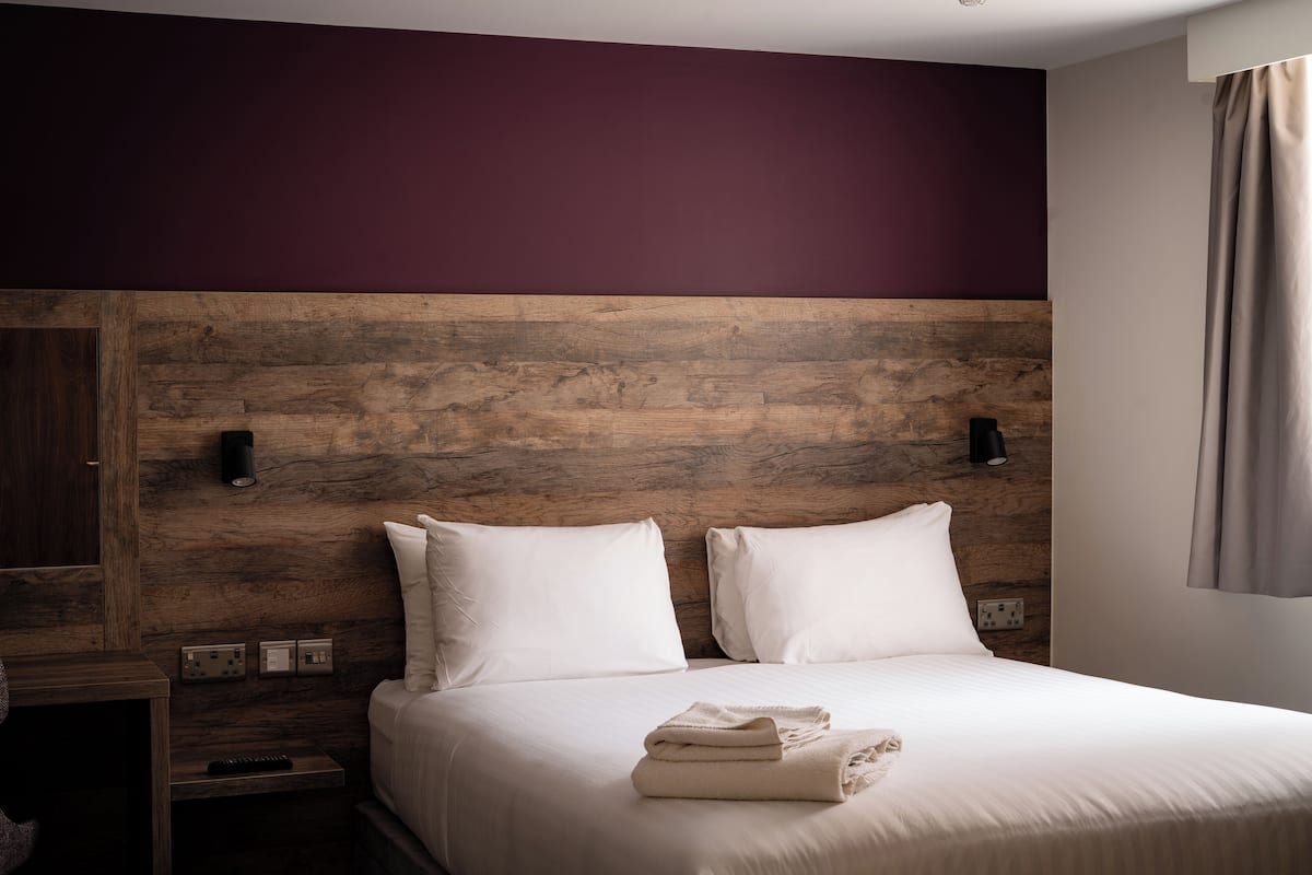 Habitación familiar | Ropa de cama hipoalergénica, tabla de planchar con plancha, wifi gratis