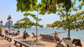 Privatstrand, Liegestühle, Strandtücher, Massagen am Strand