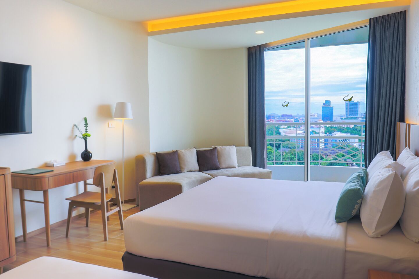 Deluxe Ocean View | Free minibar items, in-room safe, desk, soundproofing