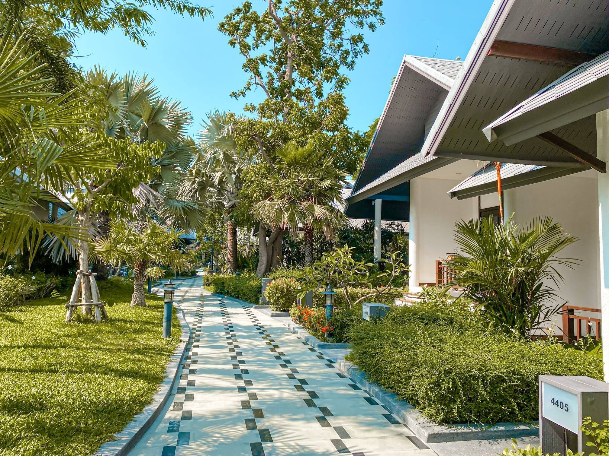 Villa Dog Friendly | Minibaari (osa tuotteista ilmaisia), tallelokero huoneessa, työpöytä