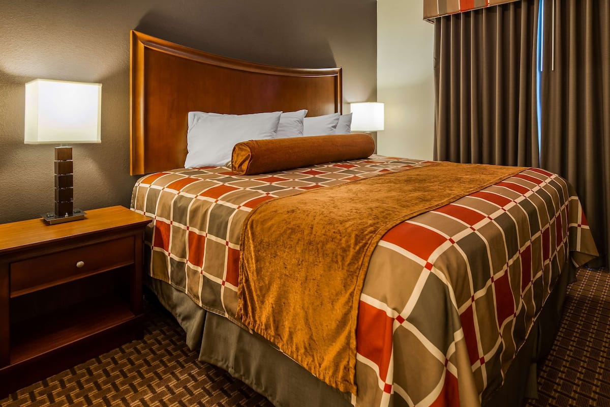 1 bedroom, premium bedding, in-room safe, desk