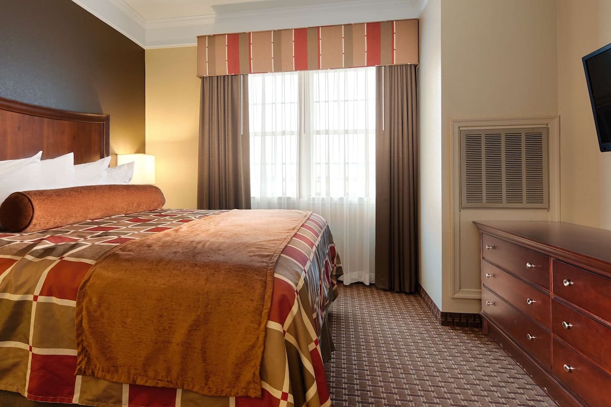 1 bedroom, premium bedding, in-room safe, desk