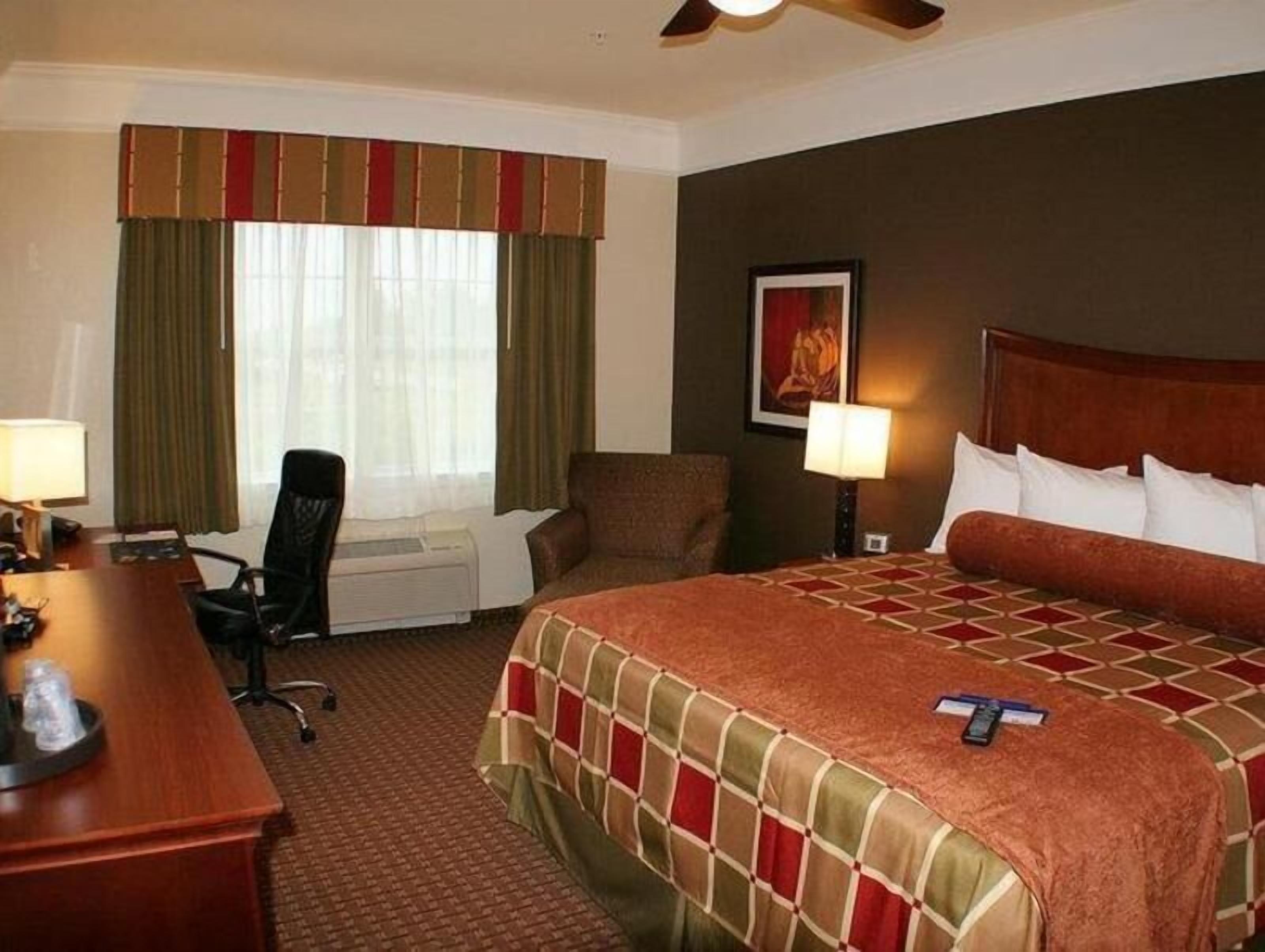 Premium bedding, in-room safe, desk, laptop workspace