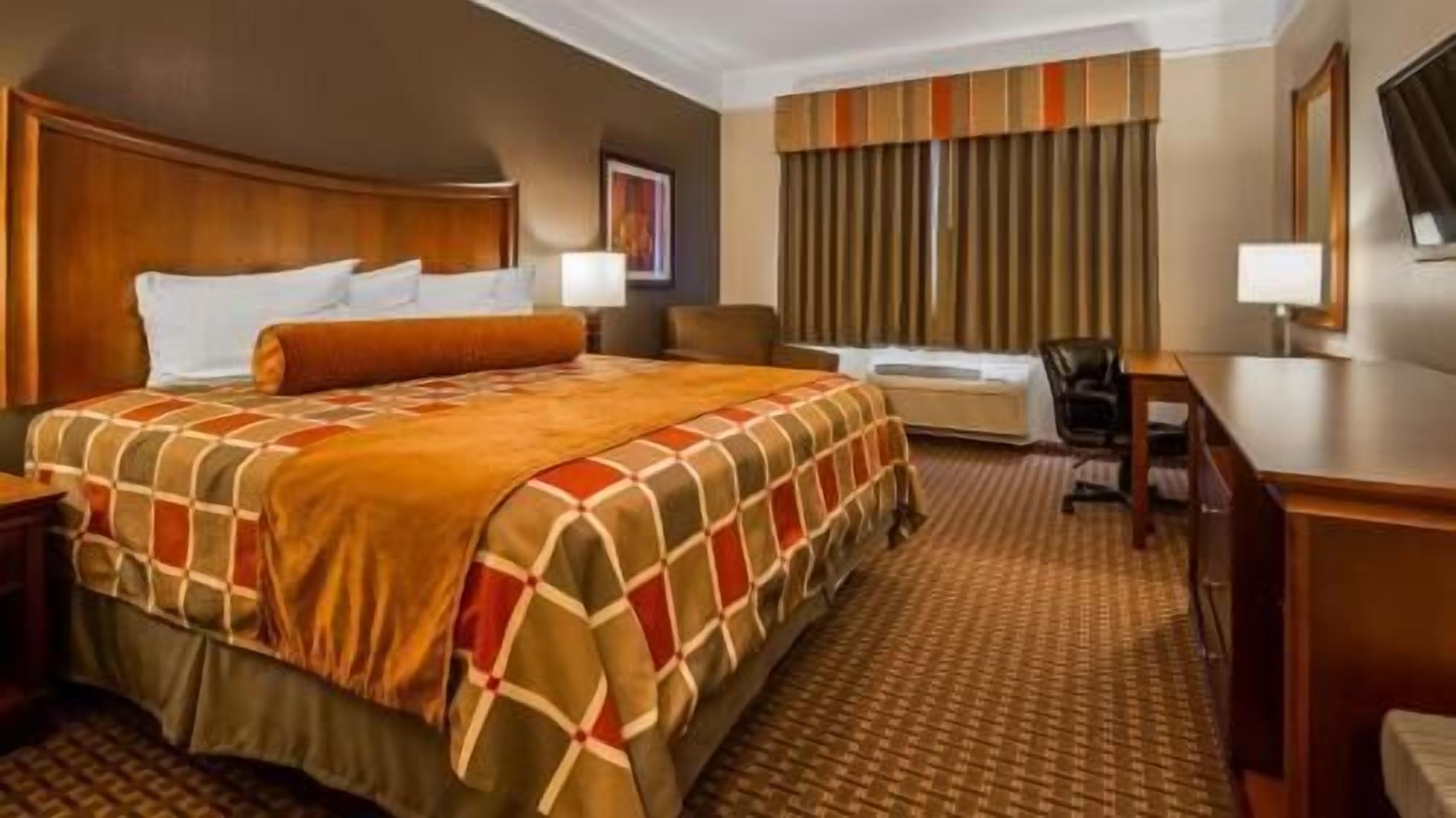 Premium bedding, in-room safe, desk, laptop workspace