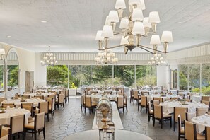 Buffet breakfast for a fee on weekdays - Airlie Hotel (Warrenton)