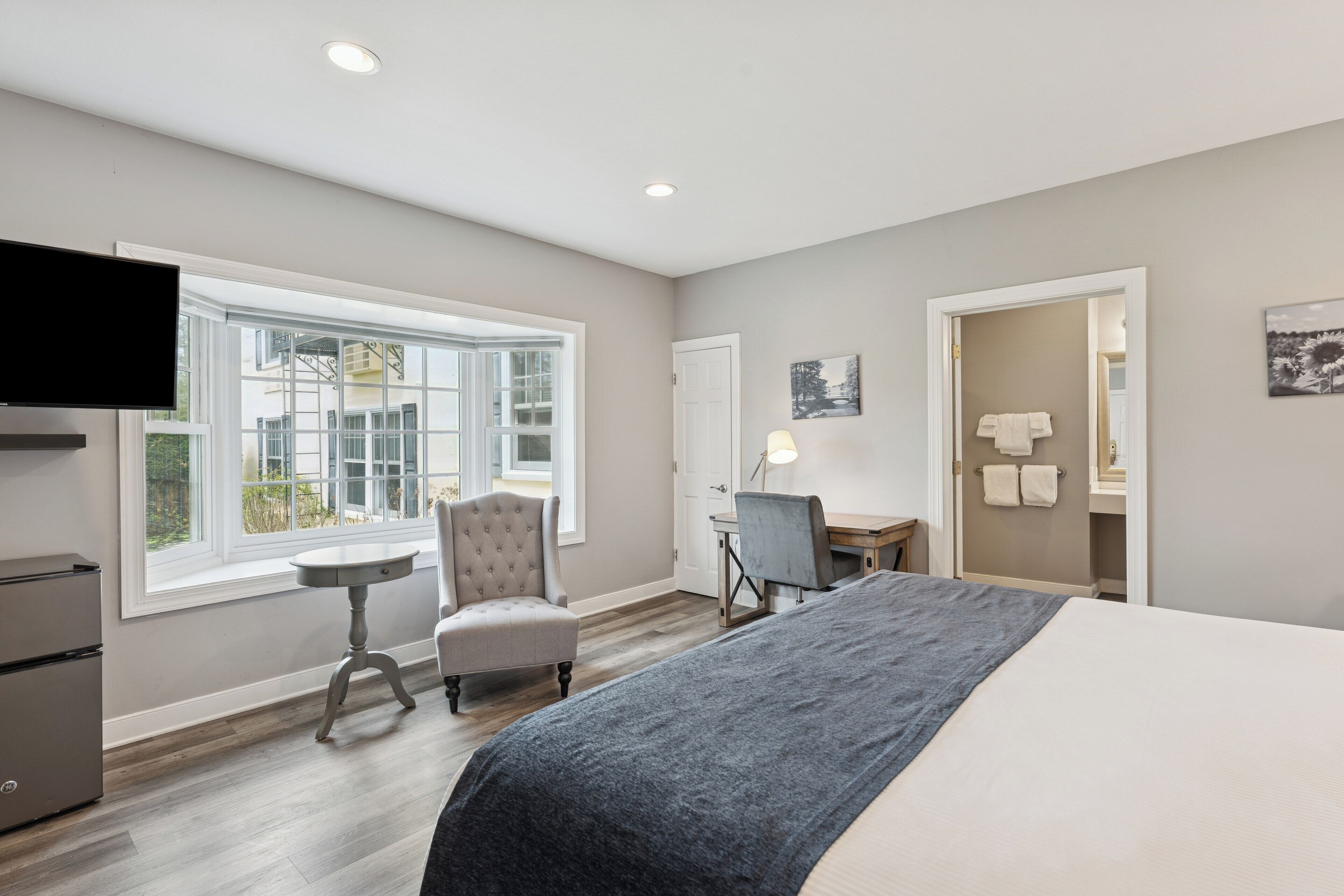 deluxe room, 1 king bed | premium bedding, minibar, desk, laptop workspace