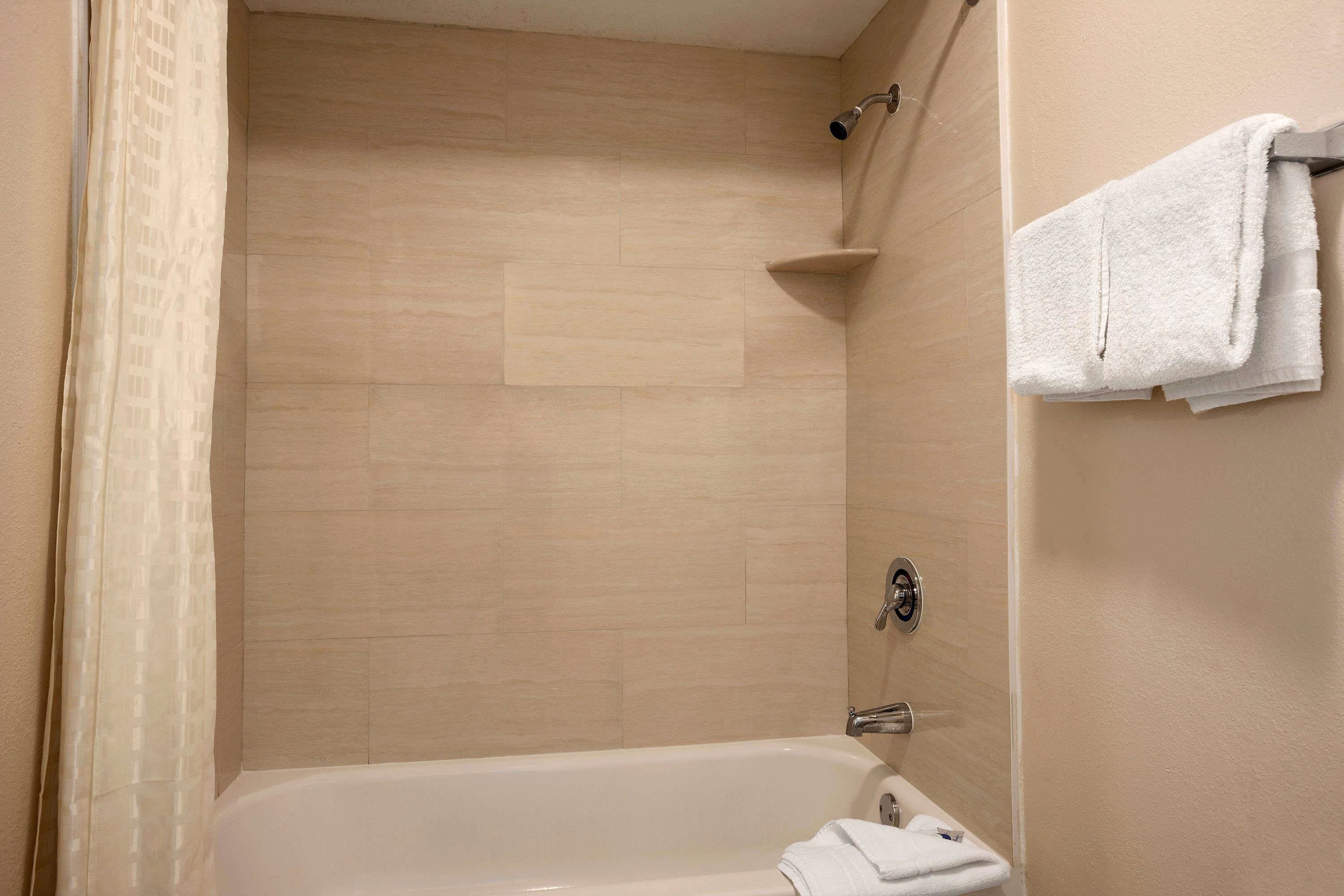 Badewanne und Dusche (separat), kostenlose Toilettenartikel