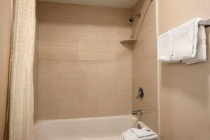 Badewanne und Dusche (separat), kostenlose Toilettenartikel
