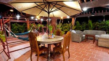 2 ๊ฐ์ ๋ ์คํ ๋, ์์นจ ์์ฌ, ์ ์ฌ ์์ฌ, ์ ๋
์์ฌ ์ ๊ณต(์ธ๊ณ ์๋ฆฌ)