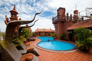 Piscina externa, piscina no terraço, guarda-sóis, espreguiçadeiras
