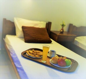 高級寢具、客房內保險箱、書桌、熨斗/熨衣板