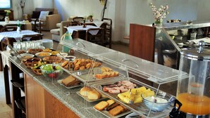 Un buffet proposant divers plats et une machine à café.