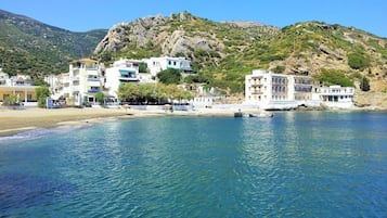Playa en los alrededores, camastros y sombrillas