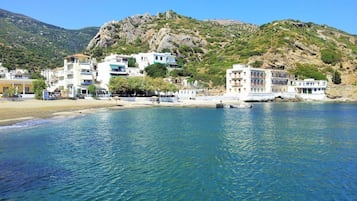 Una spiaggia nelle vicinanze, lettini da mare, ombrelloni